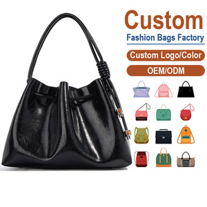 Sac bandoulière minimaliste en cuir véritable, texture micro-craquelée naturelle, plis plissés à la main, accent perle ambre, fermeture à cordon - Product Image 1