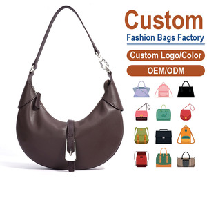 Elegante bolso de hombro de cuero de grano completo – Acabado de brillo suave con cierre de barra en T plateado distintivo |   Correa Ajustable |   Personalizable - Product Image 1