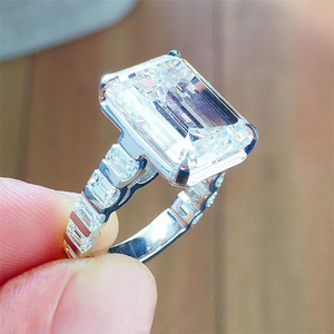 Anello di Fidanzamento F1213 per Donna in Oro Bianco con Diamante Taglio Smeraldo e Pietre Laterali Naturali Colore D - Product Image 1