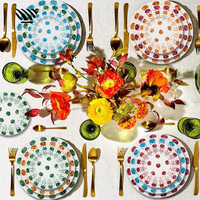 Service de vaisselle en porcelaine fine avec incrustations dorées florales, assiettes imprimées multicolores faites à la main pour les événements et les dîners de mariage et la décoration