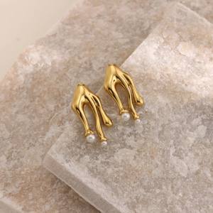 Orecchini a Perno Vintage Ispirati allo Stile Francese in Acciaio Inossidabile Placcato Oro 18K con Perle Irregolari a Grappolo per Donne - Product Image 3