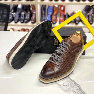 Los zapatos de cuero hechos a mano se venden bien en primavera y otoño. Esta serie de zapatos casuales de cuero para hombre presenta cordones y detalles que realzan el estilo. - Product Image 3