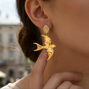 ต่างหูแฟชั่นดีไซน์รูปนกนางแอ่น สแตนเลสสตีล ชุบทอง 18K ประดับเพชรซิร์คอน สำหรับผู้หญิง - Product Image 1