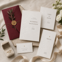 Ensemble d'invitations de mariage élégantes et minimalistes personnalisées, carte gaufrée ivoire avec enveloppe bordeaux et bordure dorée
