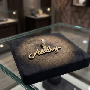 Pendentif personnalisé en or 10 carats avec nom en écriture cursive et diamants de laboratoire de 1,25 ct, fabricant de bijoux raffinés - Product Image 1