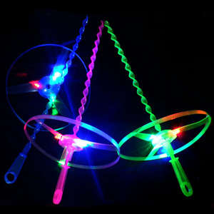 Venta al por mayor de juguetes Led para niños, Platillos Volantes de disco torcido con anillos lanzadores, luces voladoras, juguetes, Flash Led, Libélula de bambú voladora - Product Image 3
