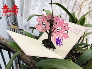 การ์ดป๊อปอัพ 3 มิติ ลายดอกซากุระและต้นไม้สีชมพูสวยงาม สำหรับคู่รัก ใช้เป็นการ์ดอวยพรวันเกิดหรือวันครบรอบ - Product Image 2