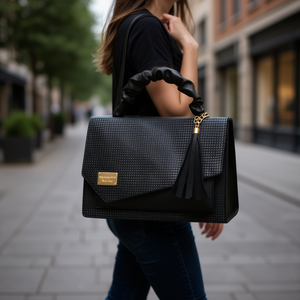 Sac cabas pour femme Fana Melody en cuir noir Saffiano avec fermeture à rabat, sac à main décontracté avec décoration métallique et bandoulière amovible - Product Image 2