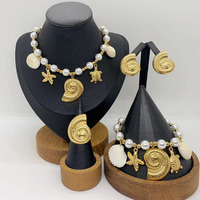 Ensemble de bijoux 4 pièces tendance bohème pour l'été : collier ras du cou en acier inoxydable avec coquillages, perles d'imitation, étoiles de mer et conques