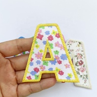 Offre Spéciale fer sur Floral Applique lettres Floral imprimé lettre Alphabet plusieurs couleurs bricolage broderie Applique lettre patchs