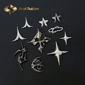 Jinyi pabrik kustom klasik Logo antik logam campuran seng pelat nama merek logam Label pakaian tas terukir timbul logam Tag Logo - Product Image 4