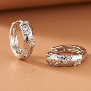 Vente en gros de bijoux en plaqué or 18 carats Boucles d'oreilles géométriques minimalistes pour femmes - Product Image 5