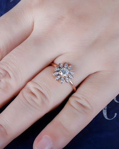 Bague de fiançailles en or rose massif avec diamant de laboratoire rond de 1,00 carat, sertie en clos, pour demande en mariage, mariage, promesse ou anniversaire - Product Image 5