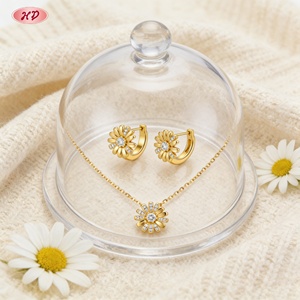 เครื่องประดับเฮงเตี้ยน ต่างหูห่วงรูปดอกเดซี่ชุบทอง 18K และจี้ ชุดเครื่องประดับแฟชั่นขายส่ง สำหรับผู้หญิง ลุคฤดูใบไม้ผลิ/เดท/ปาร์ตี้ - Product Image 1