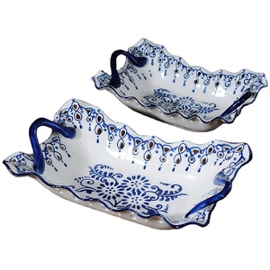 Ciotola Vintage per Frutta in Ceramica Blu e Bianca con Doppio Manico, Design in Rilievo, Decorazione Antica - Product Image 1