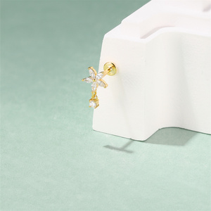 Pendientes CANNER con Baño de Oro de 18K, Diseño de Flor Dulce con Ópalo y Parte Posterior Plana - Product Image 4