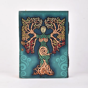 Diario de cuero con estampado UV de Grado Certificado Madre Tierra, estilo moderno, para escribir. - Product Image 2