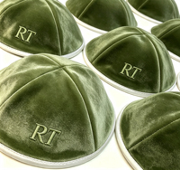 Pochette de rangement sur mesure en velours vert olive pour talit, avec kippa assortie et broderie hébraïque – Kit d'accessoires de prière religieux juif