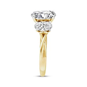 Anello di Fidanzamento Personalizzato con Diamante Creato in Laboratorio CVD Certificato IGI, in Oro Massiccio con Taglio Ovale e Tre Pietre, Gioiello per Donne - Product Image 2