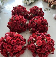 J-FB141 Vente en gros de boules de fleurs artificielles, centre de table en fleurs de soie rouges, boule de fleurs de 70 cm, décoration de table de mariage