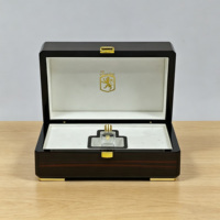 Boîte à parfum en bois brillant avec doublure en daim, insert en mousse, quincaillerie en métal doré, logo personnalisé pour collection de parfums haut de gamme et cadeau de luxe