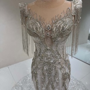 Robe de mariée sirène moderne DW0193 à manches courtes, ornée de perles lourdes, de pampilles, d'une traîne chapelle, avec fleurs, dentelle et cristaux - Product Image 4