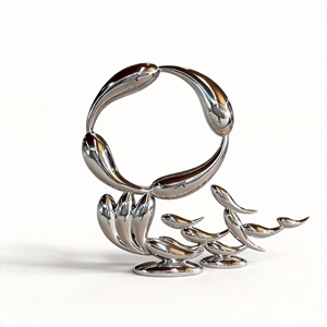 Sculpture d'anneaux abstraits en forme de banc de poissons en acier inoxydable 304/316 poli miroir, de qualité supérieure, pour hall d'hôtel de luxe moderne et espace commercial - Product Image 1