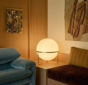 Lampada da Terra LED di Lusso in Metallo Cromato e Acrilico Bianco con Altezza Regolabile per Soggiorno e Decorazione Alberghiera - Product Image 1