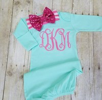 Boutique Nouveau-né Bébé 100% Coton Peigné Robes de Nuit Infantile Bébé Blanc Coton Caché Fermeture Éclair Bavoir Couverture Ensemble Bébé Monogramme Nuisette