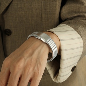 Bracelets magnétiques extensibles en acier inoxydable doré pour femmes, minimalistes, personnalisés, élégants et tendance pour mariage - Product Image 6