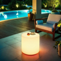 Ensemble de table basse et de chaises d'extérieur avec éclairage LED, en PE imperméable, design traditionnel pour villa, salon, alimenté par énergie solaire