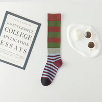 Chaussettes à la mode polyvalentes de sport décontractées pour femmes Chaussettes longues à rayures Chaussettes en coton printemps automne