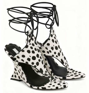 Sandales compensées en daim de luxe pour femmes, design string et enveloppant, talons compensés hauts de 105 mm, lanières en daim, sandales compensées en daim Rampage pour femmes - Product Image 3