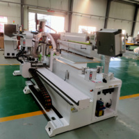 Machine de fraisage CNC pour la fabrication de portes intérieures en bois, avec usinage de trous de serrure et de fentes pour charnières
