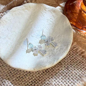 Boucles d'oreilles pendantes croix gothique pour femme, plaqué or blanc, pavé de zirconiums cubiques, motif fleur évasé, hypoallergéniques, cadeau de fête, vente en gros, OEM - Product Image 3