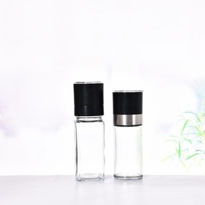 เครื่องบดพริกไทยแก้วสีดำแบบคลาสสิกมีสไตล์ขวดเครื่องเทศเซรามิกทรงกลมขนาด80มล. และ90มล. สำหรับโรงแรม
