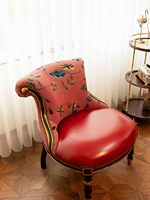 Fauteuil en bois massif de style français vintage avec dossier rembourré en cuir pour chambre à coucher ou dressing