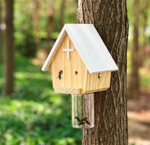 Vente en gros de pièges à abeilles de charpentier écologiques personnalisés Piège à abeilles en bois de style église en bois naturel pour l'extérieur Technique polie - Product Image 4