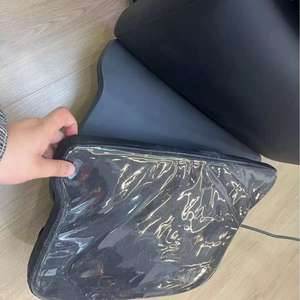 Silla de Peluquería Giratoria con Base Redonda de Cuero Negro, Silla de Barbería Eléctrica de Lujo Moderna y Resistente en Venta - Product Image 6