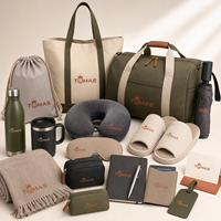 Coffrets cadeaux d'accueil personnalisés pour l'hôtellerie : Peignoir, pantoufles, serviette, masque pour les yeux, trousse de toilette, peigne, carnet, fournitures pour chambre d'hôtes