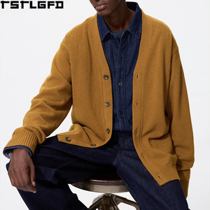 Cárdigan Personalizado de Lana de Cordero para Hombre, Amarillo Mostaza, Cuello en V, Bolsillos de Parche, Estilo Urbano, Fabricantes de Suéteres para Hombre al por Mayor - Product Image 1