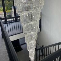 Cage d'escalier de luxe conception de couloir décoration d'intérieur suspension lumineuse grand escalier d'hôtel personnalisé grands lustres en cristal LED