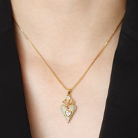 Collier pendentif haut de gamme et tendance en forme de cœur ajouré, couronne pêche incrustée de zircon, plaqué cuivre or 18 carats, vente en gros