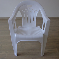 Chaise de jardin empilable en plastique blanc moderne avec accoudoirs et logo en relief pour hôtels XUYI XY-W9