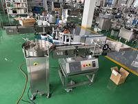 Machine d'étiquetage automatique de bouteilles rondes de bureau avec alimentation par table et désaggrégateur de petites bouteilles