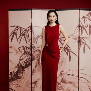 Elegante vestido rojo sin mangas para fiestas y eventos de cóctel, prenda de alta calidad lista para usar, de Vietnam. - Product Image 1