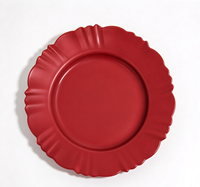 Assiette de présentation en plastique rouge, bord festonné décoratif pour la mise en table de mariage, banquet ou fête