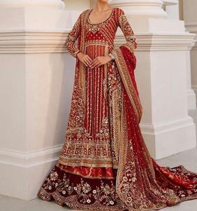 Robe Lehenga Choli longue de designer ATIYA LIBAS, ornée de perles de verre, de pierres et de sequins, pour mariage/fête, en lin - Product Image 1