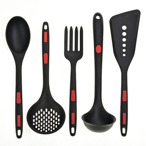 طقم أدوات مطبخ من السيليكون الممتاز مكون من 5 قطع، مقاوم للحرارة، يشمل ملاعق وملقط ومغارف - Product Image 1