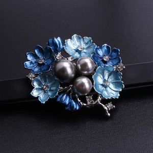 Bros Pin Salib Berlian Imitasi Zamrud Gaya Istana Vintage untuk Wanita, Aksesoris Pin Barok Elegan, Perhiasan untuk Pesta - Product Image 2
